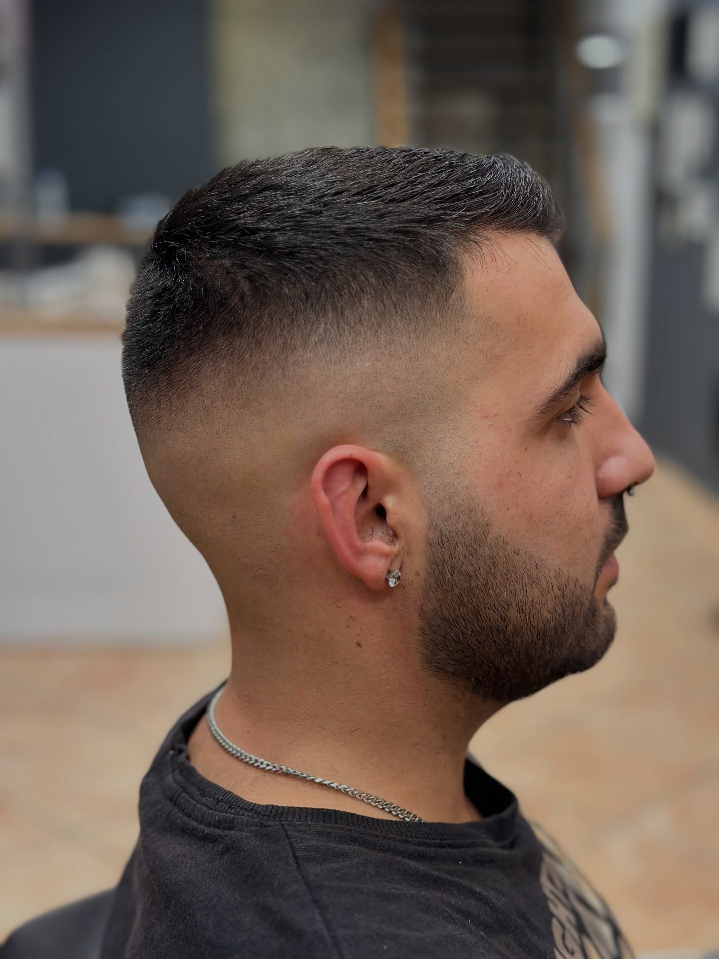 Κοντό buzz με ψηλό skin fade στο The Barber's Cue