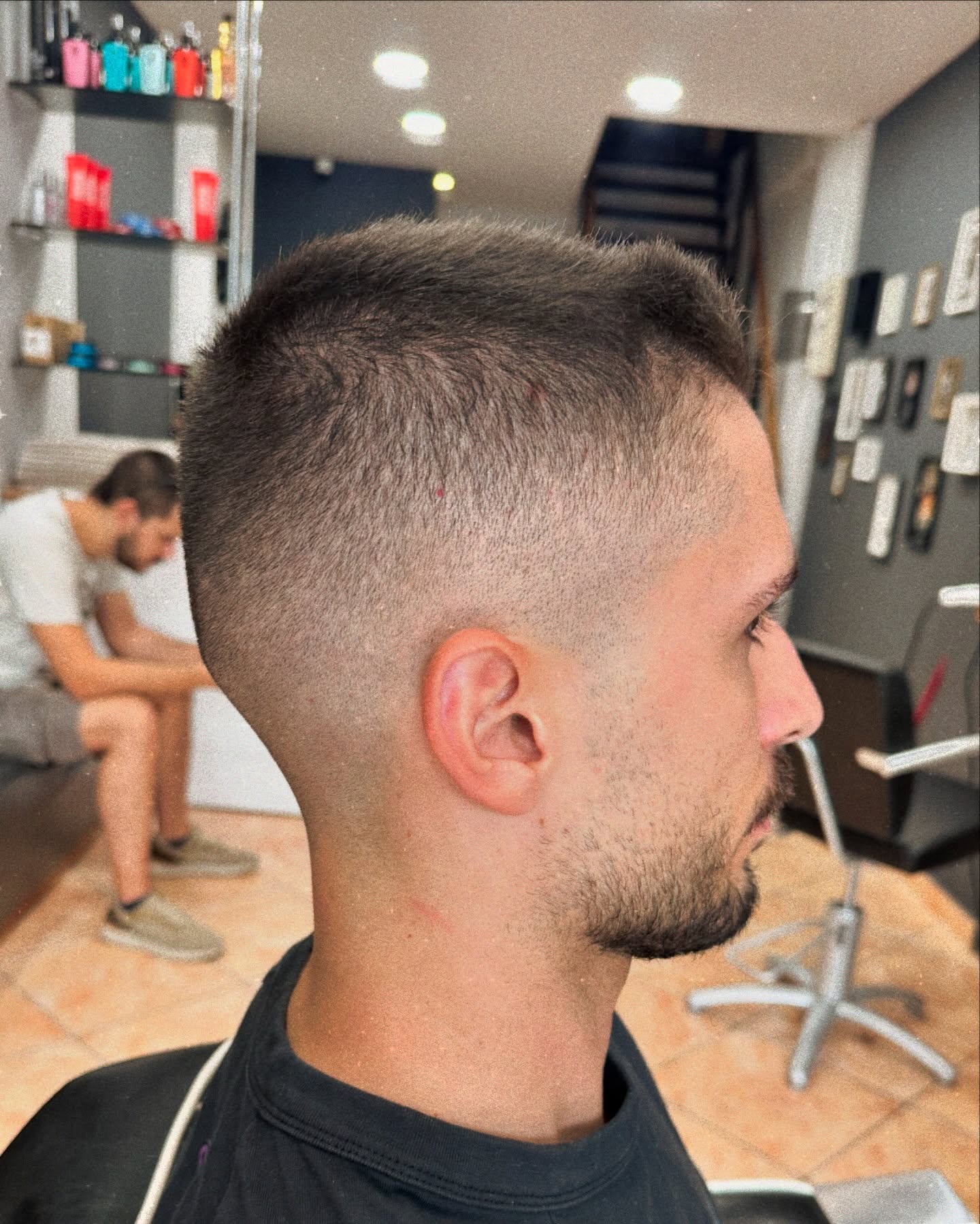 Κοντό crop με ψηλό skin fade στο The Barber's Cue