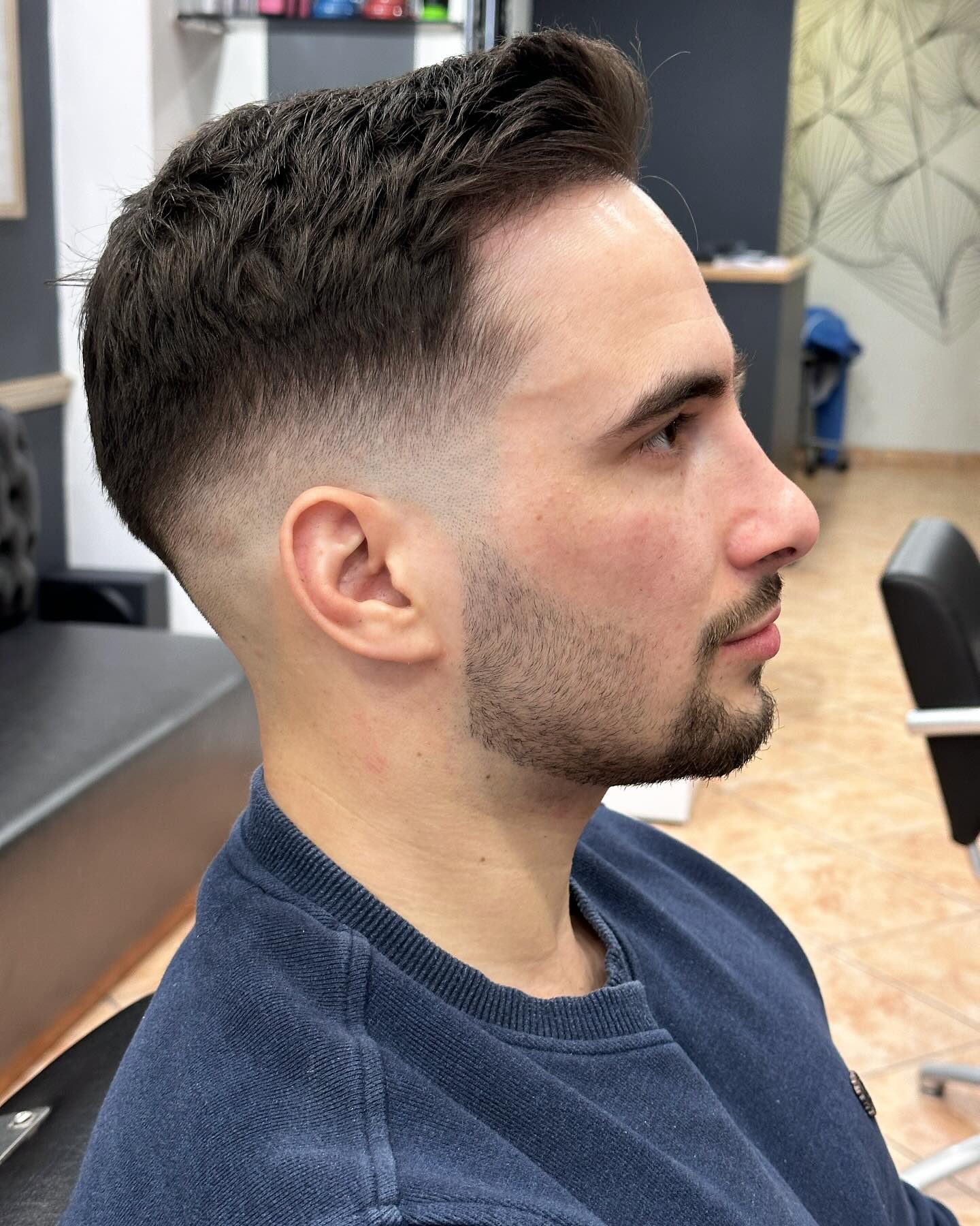 Crop με υφή, mid fade και γενειάδα στο The Barber's Cue
