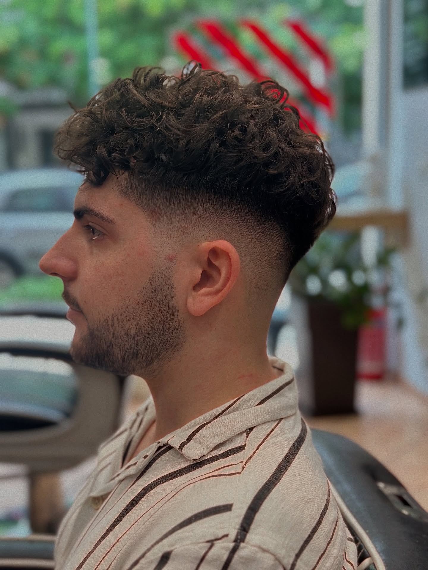 Σγουρά μαλλιά με drop fade στο The Barber's Cue