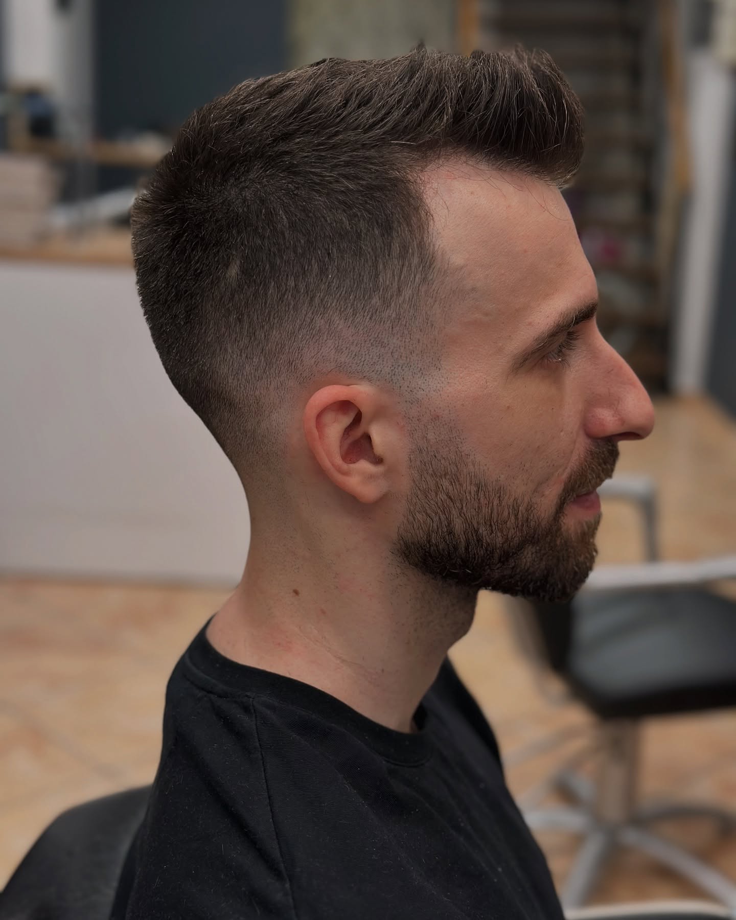 Quiff με υφή και skin fade στο The Barber's Cue