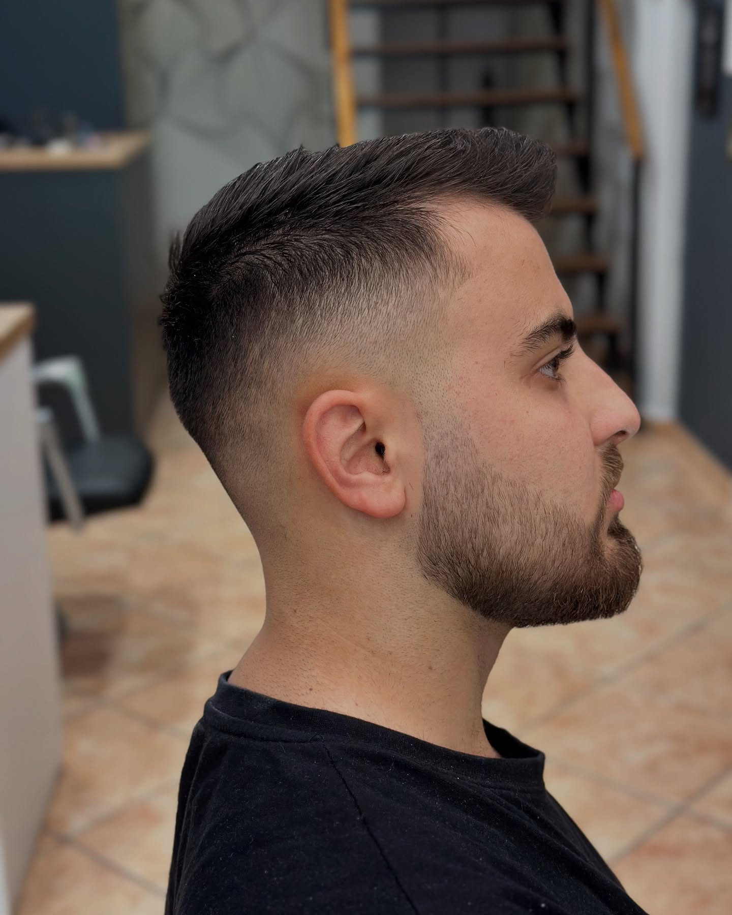 Μαλλιά με υφή, skin fade και γενειάδα στο The Barber's Cue