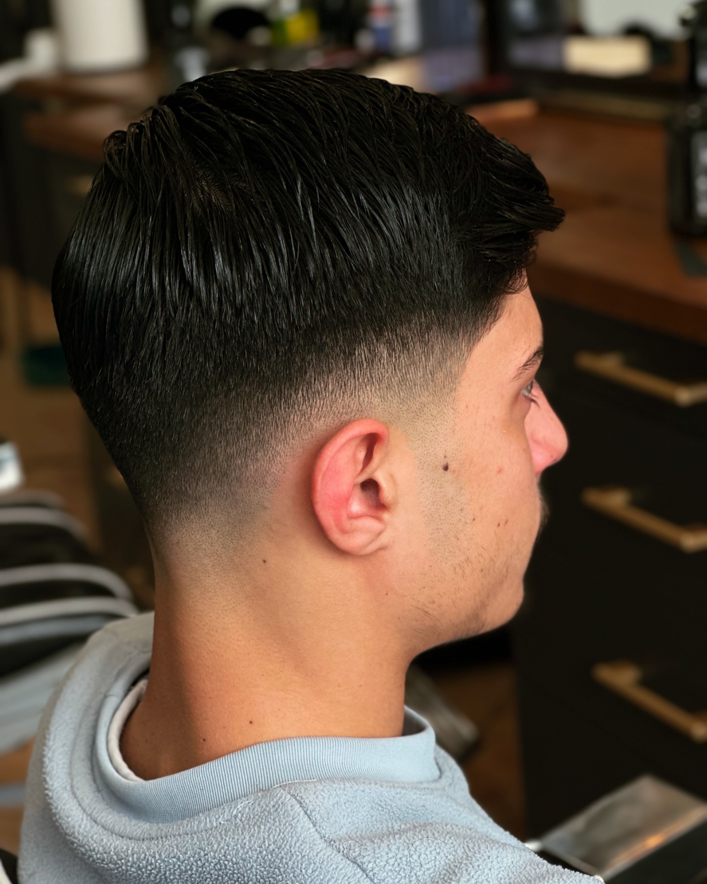 Slick back με taper fade στο The Barber's Cue
